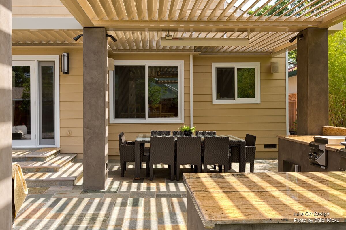 Contemporary Outdoor Living Space in Del Mar